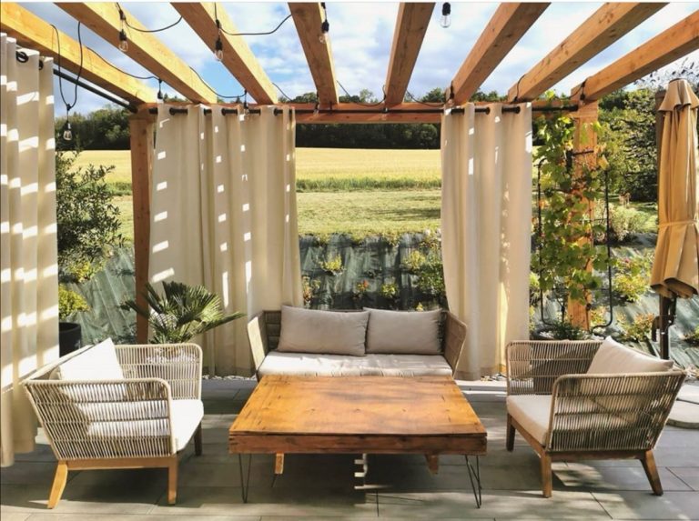 Pergola bois décoré avec un salon
