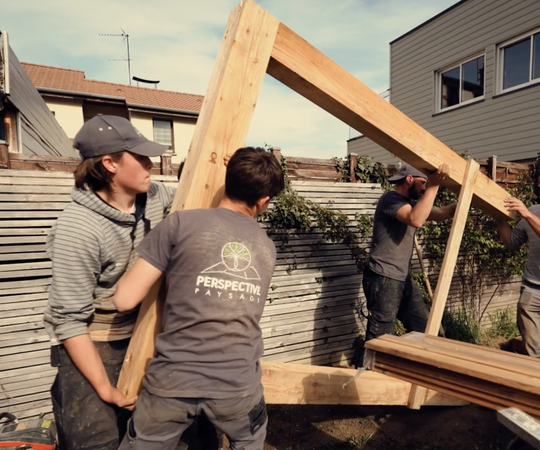 Ouvriers portant ue structure en bois